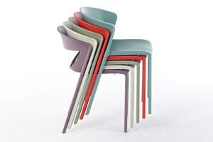 Praktische Stuhlstapel entstehen bei Nichtgebrauch der Kunststoffstühle